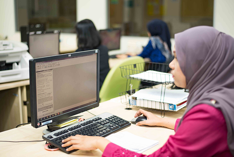 Muslim woman
using computer operate
enterprise content
management system
